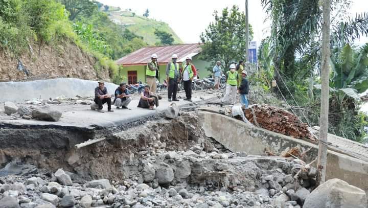 Respons Cepat Pemerintah Simalungun: Jembatan Sementara Dibangun Setelah Longsor di Haranggaol Horisan