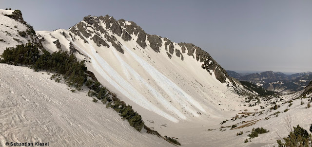 Lockerschneelawinen im Außerfern. Die Schneedecke ist vom Saharastaub bräunlich gefärbt (Foto: 16.03.2022)