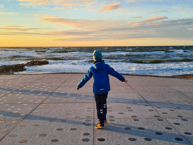 Skagen mit Kindern: Ausflüge und Aktivitäten für Familien. Der Sonnenuntergangsplatz in Gammel Skagen kann gut mit Kind besucht werden, die Sonnenuntergänge sind oft einzigartig schön!