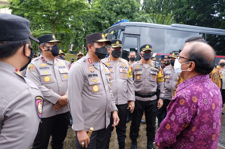 Kapolda Bersama Wakapolda dan PJU Mapolda Sulsel, Pantau Ibadah Natal di Makassar