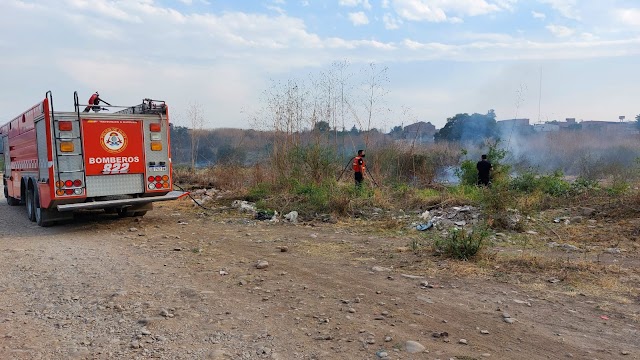 Voraz incendio de pastizales fue controlado por Bomberos  