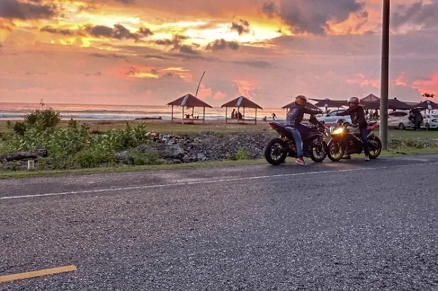 Senja di jalan lintas barat Sumatera Meulaboh - Banda Aceh