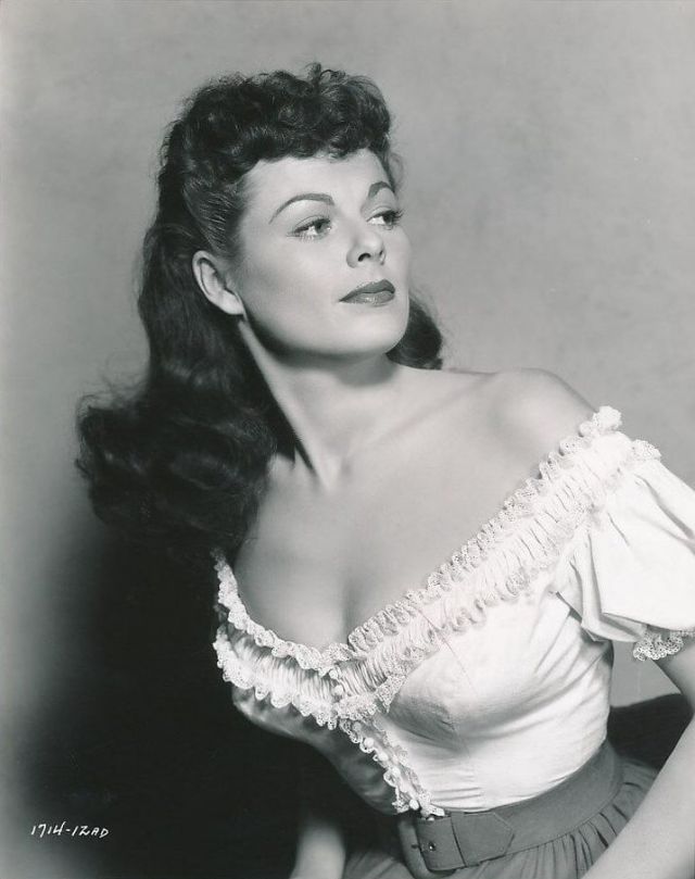 35 Gorgeous Photos of Barbara Hale in the 1940s and '50s.