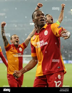 Domenec Torrent'ten Galatasaray taraftarına: Maçtan sonra düdüğü çalabilirsiniz    kaçırdığımız gol    "Eksikimiz gol. Bu maçı kazanırsak doğal olarak bu sorun da çözülecek. Gol alamadığımız için sorunlarımız var. Oyuncularımız her şeyden çok durumu değiştirmek istiyor. Hiç kimse yapmadı diyemez' t. Bir çaba göstermedi. Kesinlikle yapıyorlar. Dürüst olmak gerekirse, bu maçı kazanmayı hak ettiğimizi söyleyebilirim."    Daha fazla oku    basın açıklaması    "Gol atmamız gereken 26 şut vardı. 7 net şansımız vardı. 13 köşe vuruşu vardı. Bir tane buldular. Gol attılar ve berabere kaldık. Normalde bu maçın sonucu 3-1 olmalıydı. 3-1'lik bir sonuçla bitseydi ne olurdu diye konuşmak takım mutlu Olacak, herkes mutlu olacak Maçta olanlar sadece sonuca bakılmadı İkinci yarıda olanlar Özellikle çok çalıştık o yüzden iki bek ileri gitmedi Bu tarzda bir gol yedik Bu hatayla atıldı Ama daha fazla pozisyon bulamadılar.Özellikle ikinci yarıda takımın kazanmayı hak ettiğini düşünüyorum.Sanırım başladığımızı düşünüyorum. İlk yarıda 15 dakika iyiydi onlara hediye olarak 30 dakika verdik 30 dakika top bizde olunca hücum yapmak yerine geri düştük Neden ?Topun arkasında 7 oyuncumuz vardı yapmadık ileri pas açısı var, ilk yarıda düzelttik.  Neden düzgün hücum edemediğimizi konuştuk.  İkinci yarıda Galatasaray rakibinin çok önündeydi.  Normal şartlarda kazanmamız gereken bir maçtı.  "    "Bazen değişiklikler iyi sonuçlar bazen kötü sonuçlar getirebilir. Maç bitene kadar bilemeyiz. Çok fazla oyuncuyla şansımız oldu. Ve kalecileri harika bir kurtarış yaptı. Bu futbolun bir parçası. Bize kötü bir gol attılar. Bu açık. Değişim.” “Başardık. Oyuncuları antrenmanlarda gördüğümüz için seçiyoruz.”    "Kulüp, kulübün ihtiyacı olan şeydir"    Daha fazla oku    "Bugünkü maçta olduğu gibi, bu kadar şansımız olmasına rağmen sadece bir gol atabiliyor olmamız oyuncular üzerindeki baskıyı açıkça görebiliyoruz. Bu durumu daha çok düzeltmek istiyorlar. Taraftarları anlayabiliyorum. Zaten var. 30. dakikada üzerlerine baskı yapıyorlar böyle şeyler işe yaramıyor bu durumdan çıkmamızın tek yolu takıma destek olmak o şekilde çıkabiliriz onlar bizi desteklediğinde 12 gibi oynuyoruz İnsanlar Veriler veridir Trabzonspor maçını da bu maçı da kazanabilirdik. Bir teknik direktör olarak benim bir adım daha ileri gitmem gerekiyor Trabzonspor maçında mesela ne kadar oynadı, nasıl odaklandı? sonuç. Bunu defalarca söyledim.Galatasaray iyi yönde ilerlemiyordu, ben de buraya geldim. Yoksa aynı kişi devam ederdi. Geldiğimizde 13. sıraya yakındı sanırım. Bulunduğumuz yerden kimse mutlu değil. Hiç hoşuma gitmedi. Hayatım boyunca hiç başıma gelmedi. Kendime ve takımıma güveniyorum. Oyunculara da güveniyorum. Nasıl çalıştığını görüyorum. Güzel. Durum hakkında ne kadar endişeli olduklarını görüyorum. kendimizi dışarıdan izole etmek.  Jiyeh, elimizden geldiğince sıkın ve kazanmaya çalışın.  Bu yıl Galatasaray'da sıradan bir yıl değil.  Geldiğimde pozisyonu açıktı.  Küçük bir lig takımı bizi nakavt etti.  Sakinlik kulübün ihtiyacı olan şey.  Islık çalmak ve yönetimi eleştirmek bize yardımcı olmuyor.  Galatasaray taraftarının heyecanlı olduğunu biliyorum ve sonuna kadar gidecekler.  Diğer takımımda da böyle yapardım.  Maç bittiğinde yönetimi, antrenörleri ve oyuncuları eleştirebilirler.  Hep birlikte bu durumdan çıkacağız.  Bu durumdan kendi başımıza çıkamayız.  Bu durumdan hep birlikte çıkmamız gerekiyor ki bu yıl geriye gitmek gibi sorunlar yaşamayalım.  Galatasaray'ı değiştirmeliyiz.  Aynı şey bende de oluyor, başka bir öğretmende.  Burada uzun süre kalmak istiyorum.  Antrenörlerin sonuçlara göre belirlendiğini anlıyorum.  İlk günümde çok garip bir şey oldu.  Takımıma 'Bu kulüpte çok zaman geçirebiliriz' dedim.  Bana verdikleri his çok güzel olduğu için aynı şeylere odaklandığımızı düşünüyorum.  Ben Türk değilim, Katalan'ım.  Ama Galatasaray'ın benim olduğunu hissediyorum.  Yani bu beni en az hayranları kadar endişelendiriyor.  Bu maçı kesinlikle kazanabilirdik.  Topun girip girmemesi arasındaki fark nedir?  Kaleci 2-3 net gol kurtardı.  Ama biz çizdik.  İşte gerçek budur.  Ama hak ettiğimiz şey kazanmaktı."
