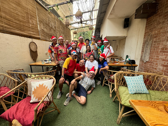 A bunch of hashers in a group photo during their brunch after the December run.