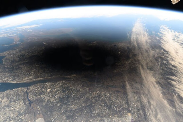 Video: L’eclissi totale del sole mostra la sua ombra sulla terra vista dallo spazio