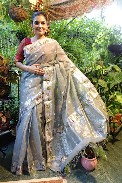 Silver grey Kota doria with gorgeous pallu and border that resembles convent embroidery work