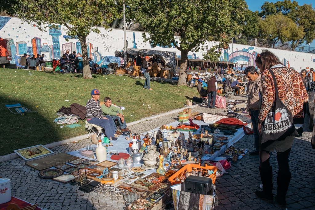 Блошиный рынок Фейра-да-Ладра в Лиссабоне