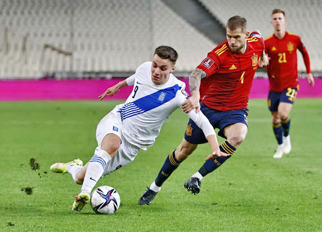 Douvikas e Íñigo Martínez. SELECCIÓN DE GRECIA 0 SELECCIÓN DE ESPAÑA 1. Jueves 11/11/2021, 20:45 horas. Copa del Mundo de Catar 2022, fase de clasificación, Grupo B, 7ª jornada. Atenas, Grecia, estadio Olímpico Spyros Louis