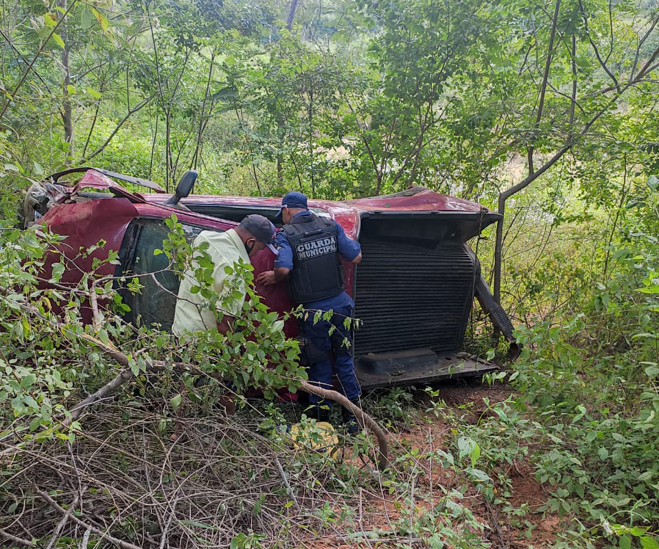 Miguel Calmon: Condutor perde controle da direção e capota carro na zona rural do municipio