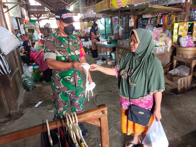 Penurunan covid 19, warga Sukoharjo tidak boleh lengah, Babinsa sambangi pasar bagikan masker.