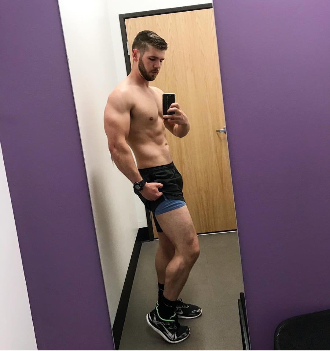 sexy-shirtless-fit-bearded-guy-thighs-selfie
