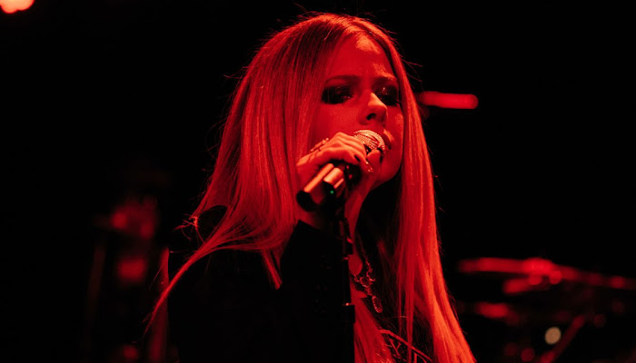 'Love It When You Hate Me' de Avril Lavigne y Blackbear, alcanza oficialmente el Top 40 en Pop Radio