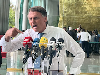 Bolsonaro dá entresita exaltado e descontrolado