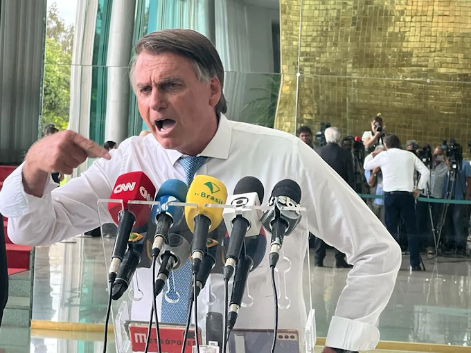 Bolsonaro dá entrevista exaltado e descontrolado