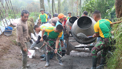  Mudahkan Akses Warga, Yonif Raider 303 Kostrad Bantu Bangun Jalan Desa