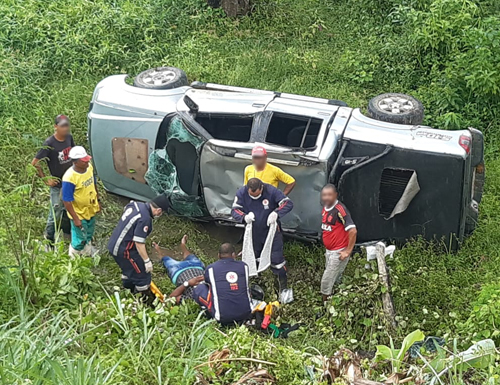 Ipiaú: Caminhonete capota em ribanceira na BR-330, casal e criança de 1 ano a bordo