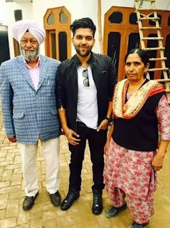 Guru Randhawa bersama orang tuanya