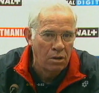 El entrenador durante una entrevista, con gafas y chándal.