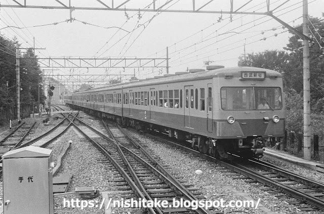 西武赤電701系を先頭にした上り普通電車6両編成。　萩山　1982.8月下旬