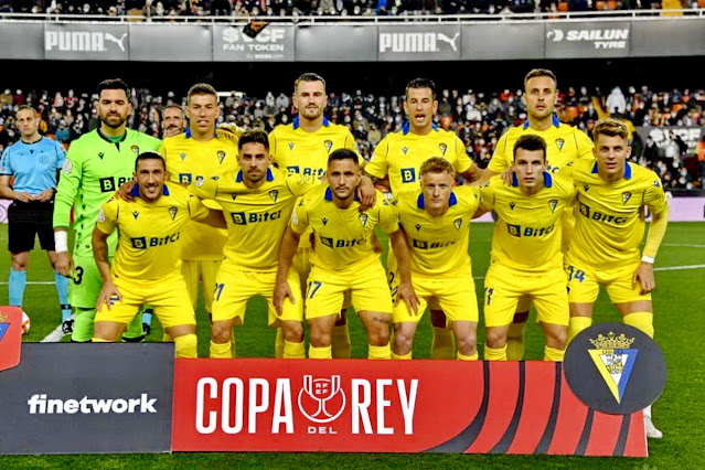 CÁDIZ C. F. Temporada 2021-22. David Gil, Lucas Alcaraz, Raúl Parra, Luis Hernández, Juan Cala. Pacha Espino, Rubén Sobrino, Andone, Jens Jønsson, Idrissi, Alejo. VALENCIA C. F. 2 CÁDIZ C. F. 1 Miércoles 02/02/2022, 21:00 horas. Copa del Rey, cuartos de final, partido único. Valencia, estadio de Mestalla: 35.500 espectadores.