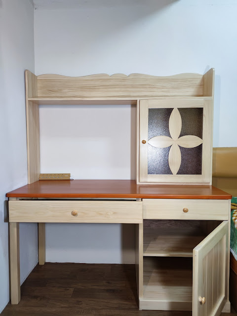 Офисный деревянный стол в спальне