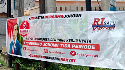 Baliho 'Jokowi 3 Periode' Mulai Terpapampang di Pekanbaru