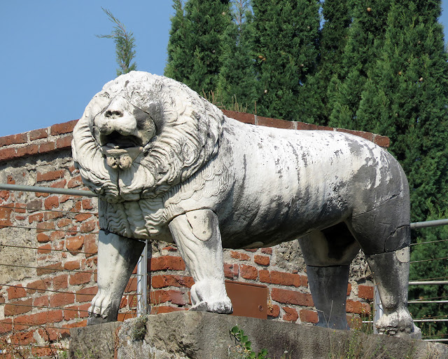 Marble lion, Porta del Leone (Lion's Gate), Piazza dei Miracoli, Pisa