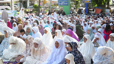 Membludak, Jamaah Sholat Idul Fitri di Halaman Masjid Taqwa Muhammadiyah