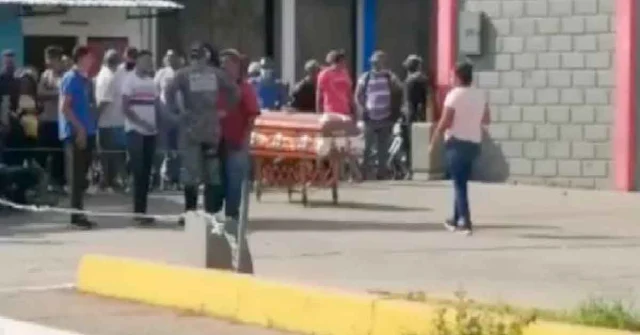 Vehículo fúnebre dejó un ataúd abandonado en una bomba porque le negaron la gasolina