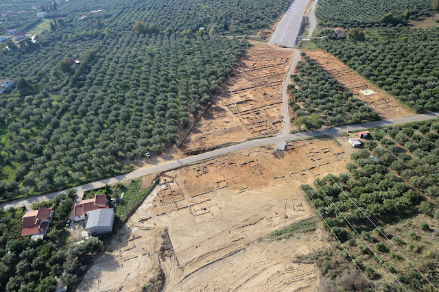 Αλίκυρνα. Αεροφωτογραφία της ανασκαφής με τους τρεις ανασκαφικούς τομείς εκατέρωθεν του δρόμου που οδηγεί στο ιστορικό μοναστήρι του Αγίου Συμεώνος