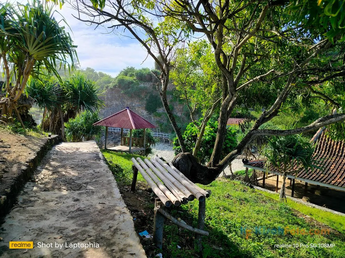 Keindahan Pantai Mbuluk