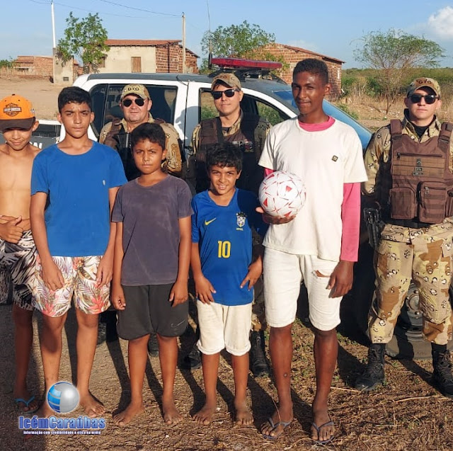 Solidariedade: Policiais do GTO doam bola e incentivam crianças e adolescentes à prática de esportes em Caraúbas