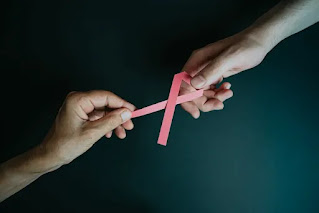 WHAT ARE THE SIGNIFICANT SIGNS OF BREAST CANCER IN FEMALES AND WHEN A FEMALE SHOULD SEE A DOCTOR? ichhori.com