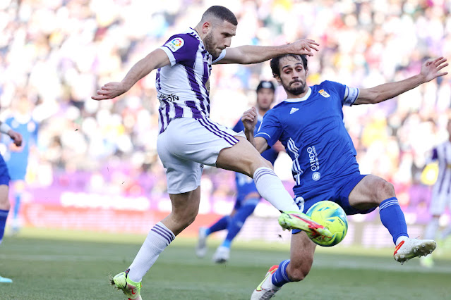 Shon Weissman dispara con la oposición de Alejandro Arribas. REAL VALLADOLID C. F. 2 REAL OVIEDO 1 Domingo 12/12/2021, 16:00 horas. Campeonato de Liga de 2ª División, jornada 20. Valladolid, estadio José Zorrilla