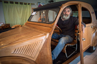 Carpintero construye un Citroën 2 CV de madera