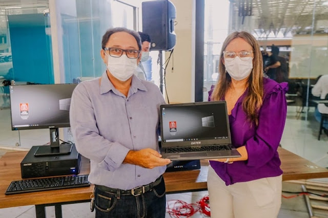 Cícero Lucena entrega Chromebooks para professores e escolas ganham novos computadores