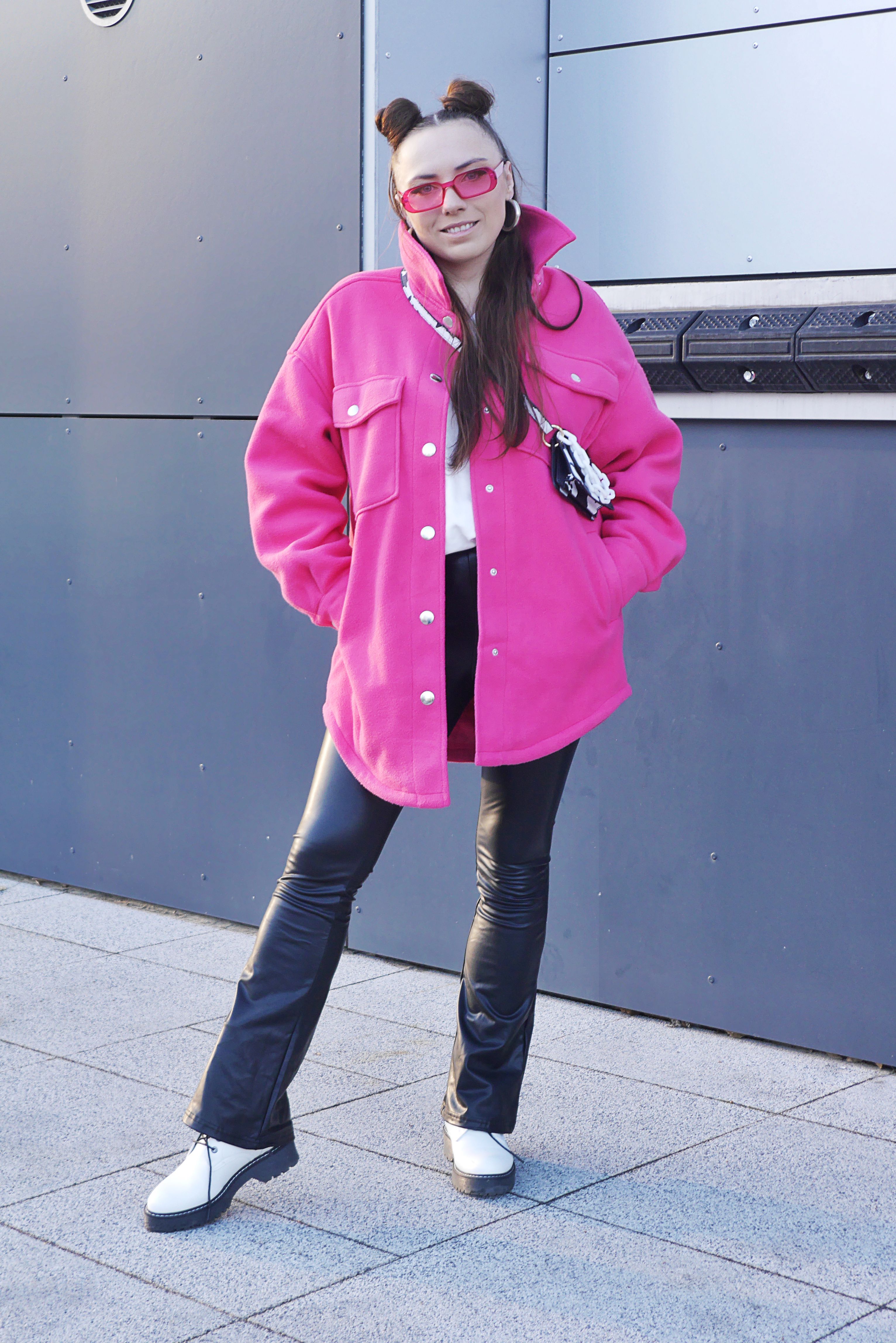 Blog modowy blogerka modowa karyn Puławy stylizacja różowa kurtka koszulowa bonprix biała bluza w serek legginsy spodnie dzwony ekoskóra skóra białe trapery ccc torebka krowa różowe okulary ootd look zimowy zimowa jak nosić kolor w zimie