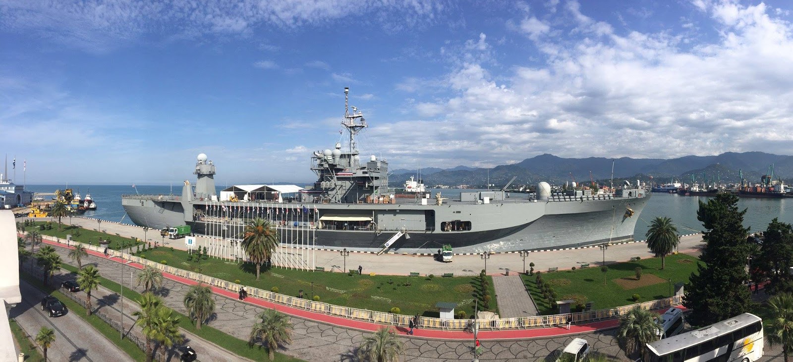 Флагман 6-го флота ВМС США USS Mount Whitney и эсминец USS Porter прибыли в порт Батуми