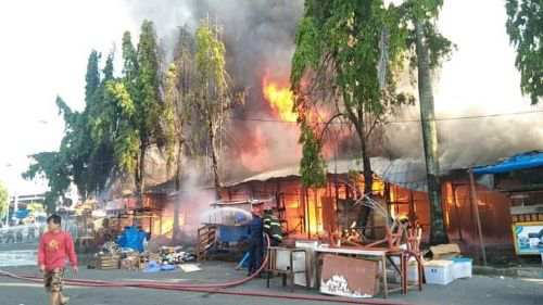 Kebakaran di Pasar Raya Padang, 40 Kios Ludes Terbakar, Damkar Kerahkan 10 unit Mobil Pemadam Kebakaran