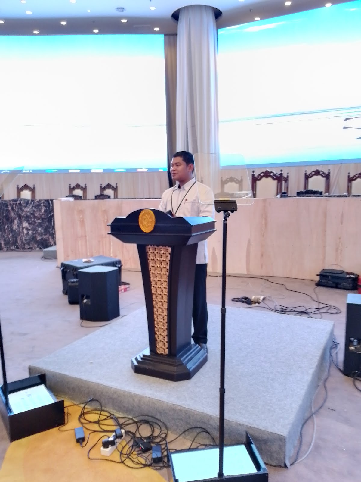  Rental Vendor of Stage Prompter in Kualalumpur | Podium Teleprompter for Rental | Presidential Tele Prompter for Speech and Talk in your Event in KL around. 