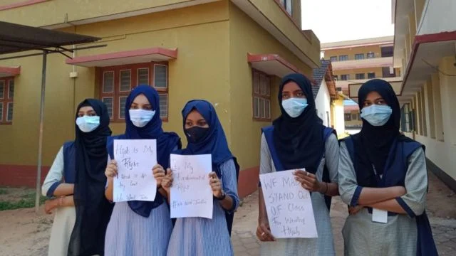 Siswi Berhijab Dilarang Masuk Kelas di India, Para Pelajar Marah: Hijab Adalah Kebanggaan Kami!