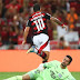 Flamengo vence com gol de Arrascaeta e lidera o Brasileiro      
