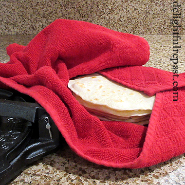 How to Make Homemade Flour Tortillas - with or without a tortilla press / www.delightfulrepast.com