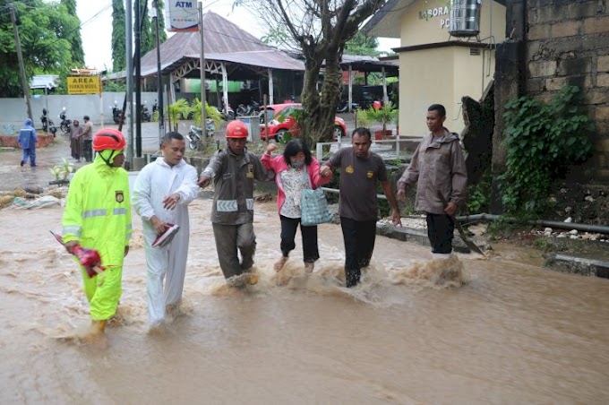 Polda NTT Kerahkan Anggota Bantu Warga Terdampak Banjir