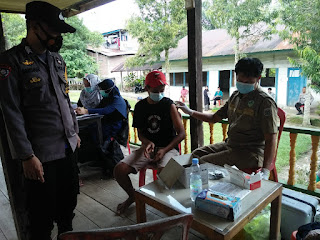 Polsek Maiwa Enrekang Pantau Pelaksanaan Vaksinasi di Desa Botto Malangga