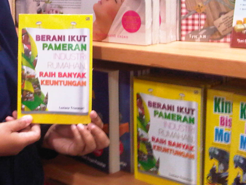 buku berani pameran di amazon