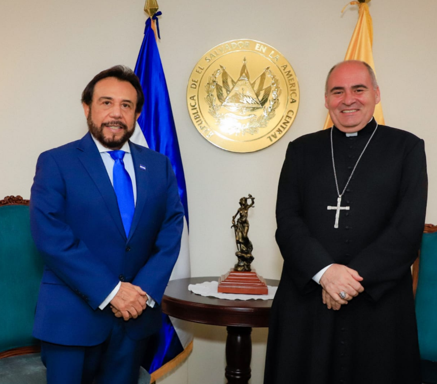Vicepresidente Félix Ulloa y Nuncio Apostólico conversan temas de interés