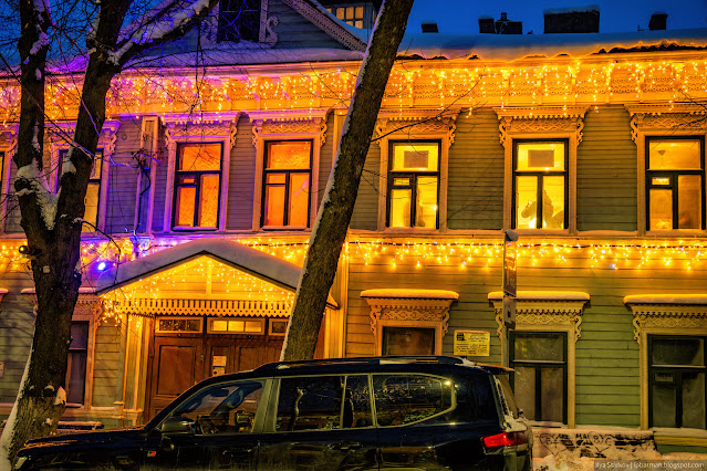 Новогодняя подсветка на деревянном двухэтажном здании