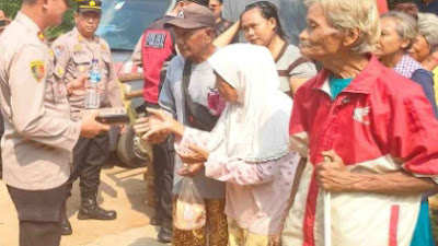 Polsek Pasar Rebo Pembagian 300 Nasi Box Ke Warga 